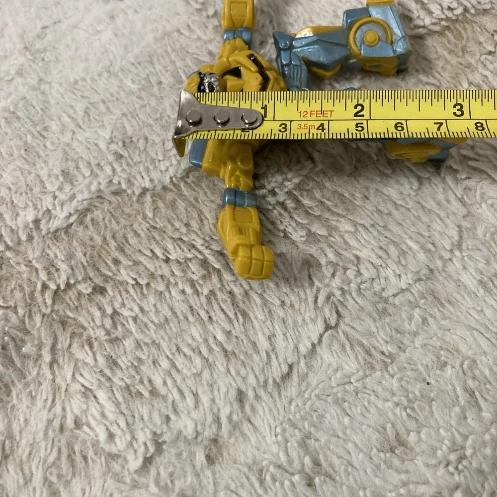 Hasbro Transformers Armada Blurr (No Accessories) &‎ a Posed Bumblebee